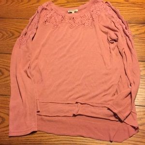 Cute light sweater, open sleeves!